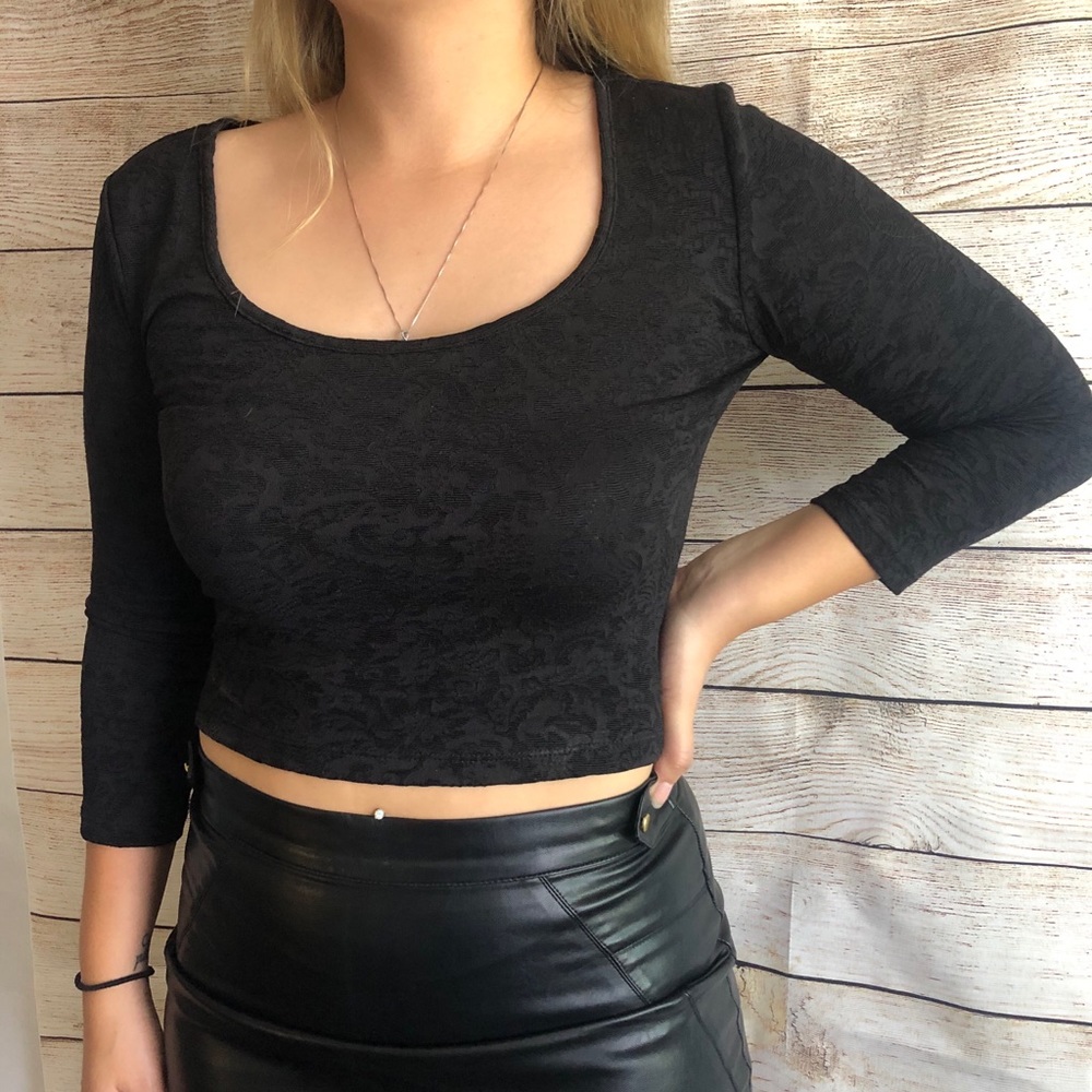 Forever 21 Cropped Black Floral Print Shirt